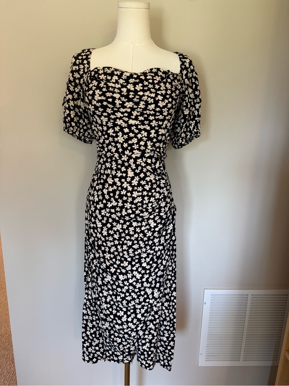 H&M Black Floral Sweetheart Puff Sleeve Smocked Midi Dress Size S Cottagecore - Picture 2 of 9
